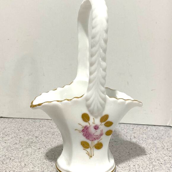Westmoreland milk glass bride's basket hand painted signed top handle vase - Picture 1 of 9